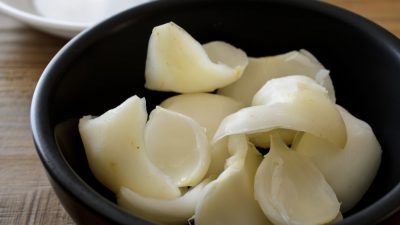 Свежие белые чешуйки съедобной луковицы лилии в чаше