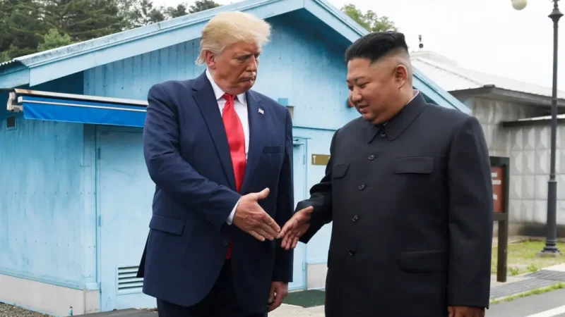 Дональд Трамп и Ким Чен Ын пожимают руки в демилитаризованной зоне