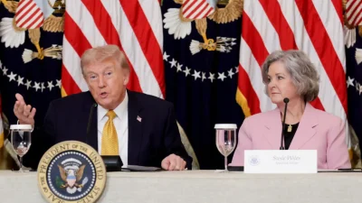 Дональд Трамп выступает на пресс-конференции на фоне американских флагов