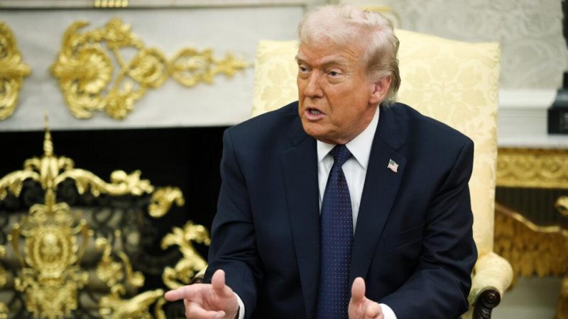 Трамп: Иран получит очень сильный удар, раз не согласился капитулировать Дональд Трамп жестикулирует во время выступления в Белом доме на фоне конфликта с Ираном и встречи с Фридрихом Мерцем.