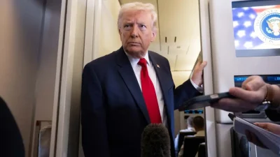 Дональд Трамп общается с журналистами на борту самолета