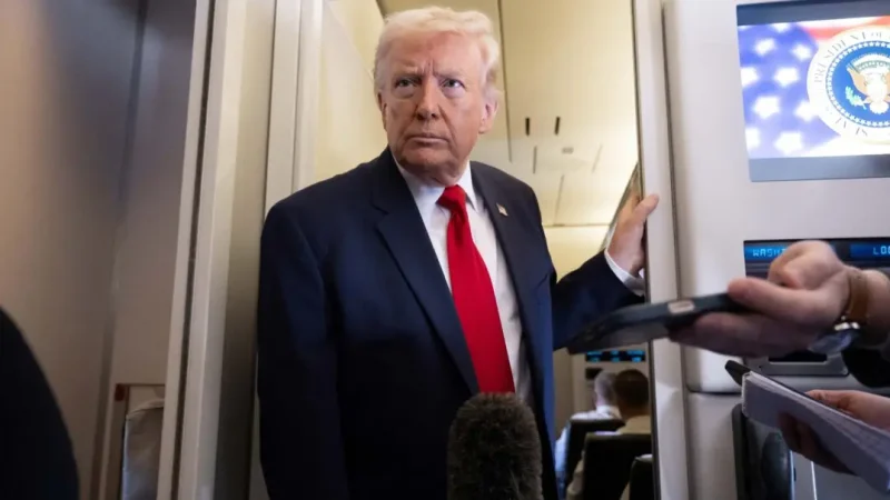 Дональд Трамп общается с журналистами на борту самолета
