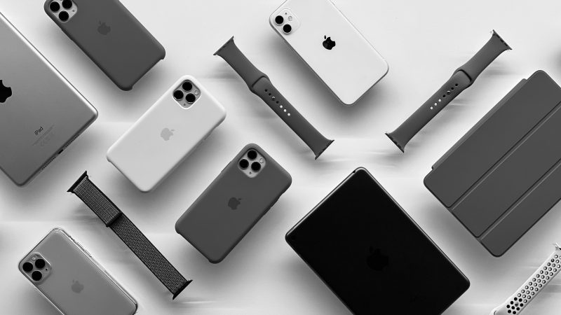 Смартфоны iPhone, планшеты iPad, ремешки Apple Watch на белом фоне