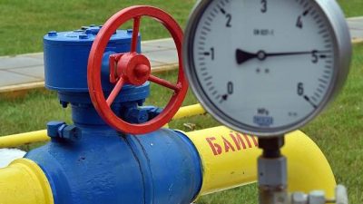 Комплекс газопровода с манометром и запорной арматурой.