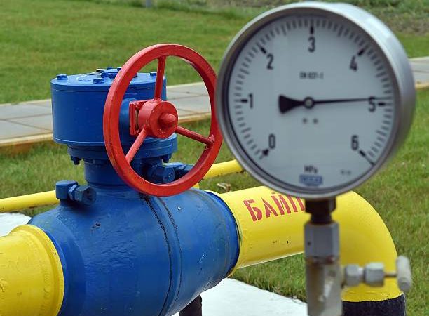 Комплекс газопровода с манометром и запорной арматурой.