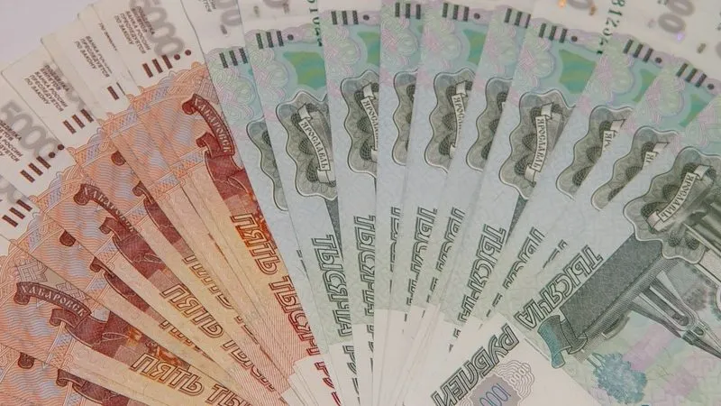 Пачка российских банкнот номиналом 1000 и 5000 рублей