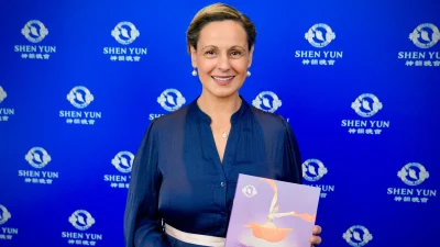 Австралийская вокалистка г-жа Коттон на шоу Shen Yun