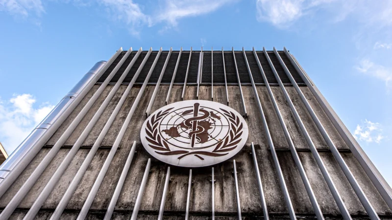 Эмблема Всемирной организации здравоохранения на фасаде здания