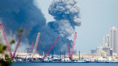 Взрывы и столбы дыма в порту Манамы, Бахрейн, на фоне обострения конфликта с Ираном в феврале 2026 года.