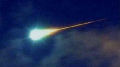 Мощная световая вспышка метеорита в небе