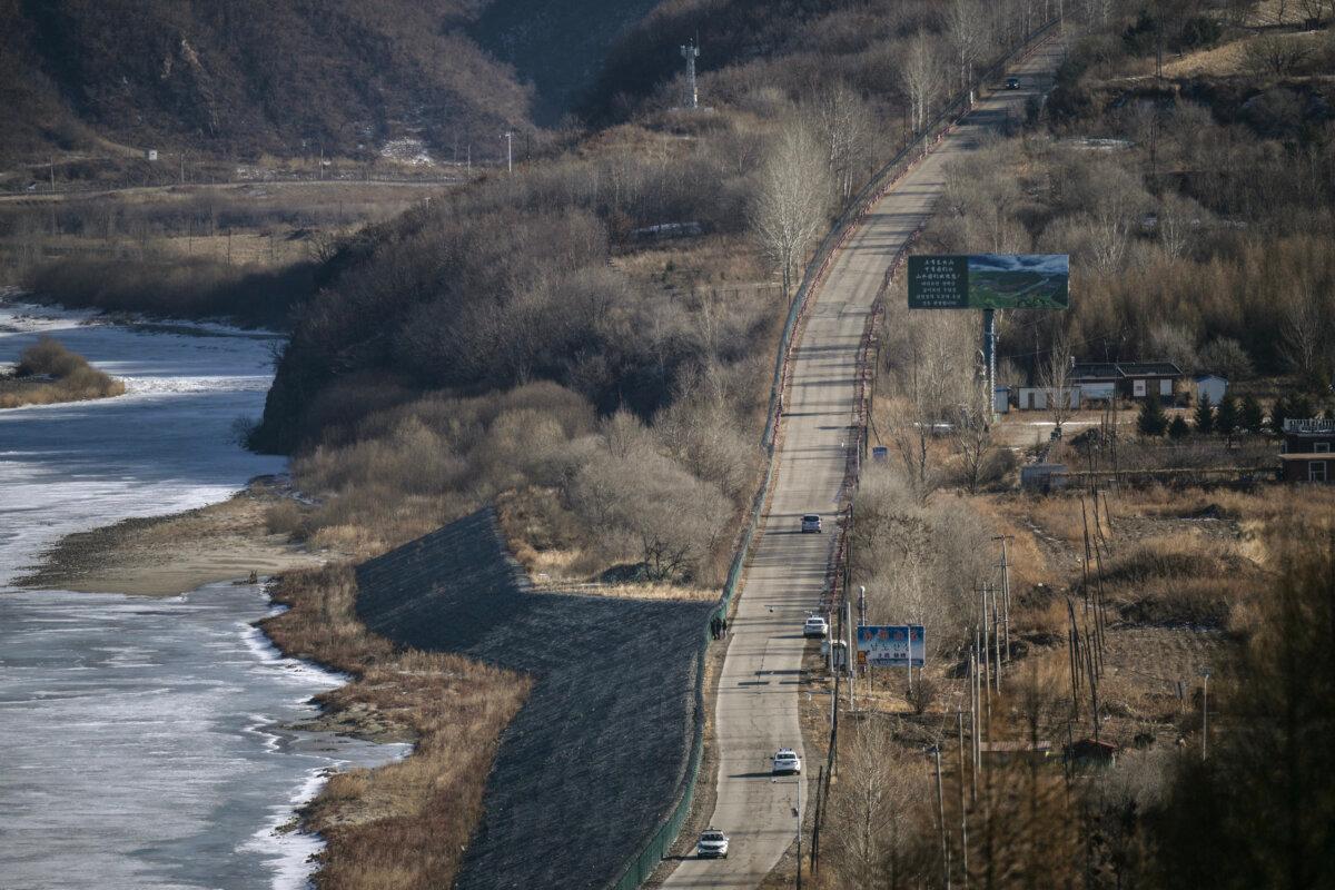 Граница вдоль реки Тумень, вид из города Тумень в северо-восточной китайской провинции Цзилинь, 26 февраля 2024 года.