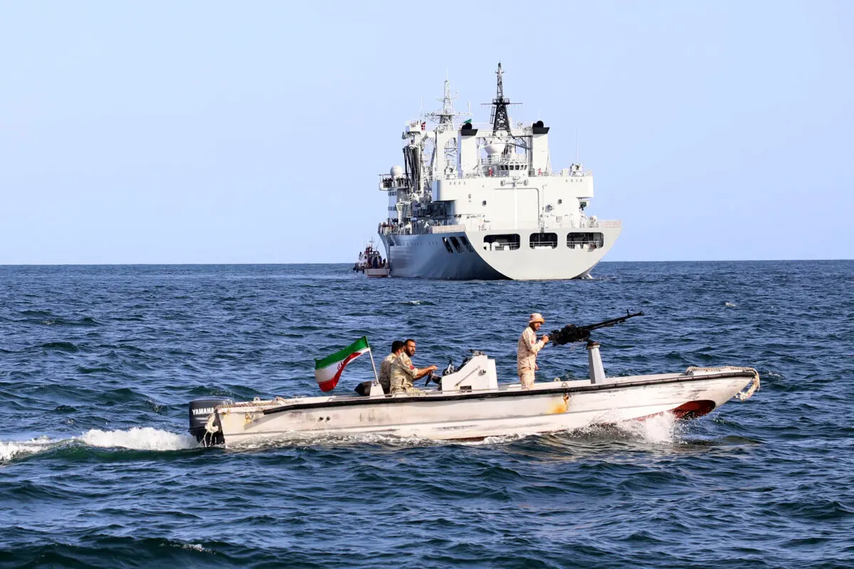 Иранский военный катер патрулирует акваторию, пока военный корабль входит в иранские территориальные воды перед началом совместных военно-морских учений Ирана, России и Китая в Индийском океане 12 марта 2024 года.