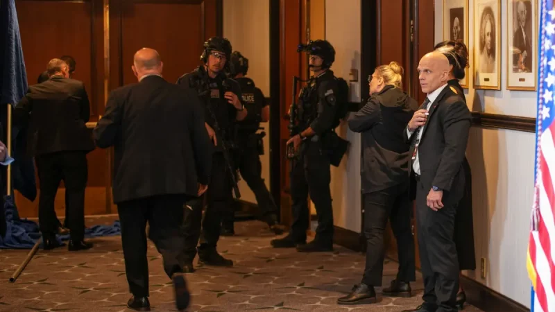 Подозреваемому в стрельбе на ужине в Белом доме предъявлено несколько обвинений Агенты на страже после инцидента на ежегодном ужине Ассоциации корреспондентов Белого дома 25 апреля 2026 года в Вашингтоне, округ Колумбия.