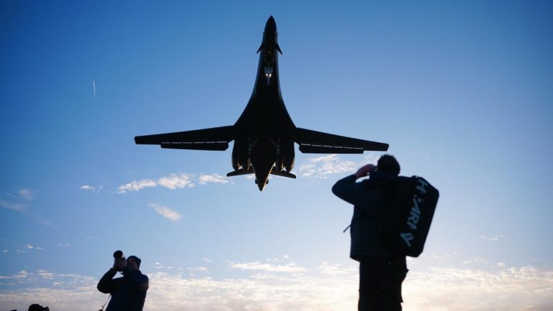 Бомбардировщик B-1 ВВС США заходит на посадку на авиабазе Королевских ВВС Фэрфорд в Фэрфорде, Англия, 11 марта 2026 года.