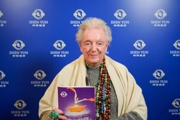 Знаменитый Пепе Сибриан высоко оценил шоу Shen Yun в Буэнос-Айресе Пепе Сибриан посетил Shen Yun в Оперном театре в Буэнос-Айресе, Аргентина, 10 апреля 2026 года.