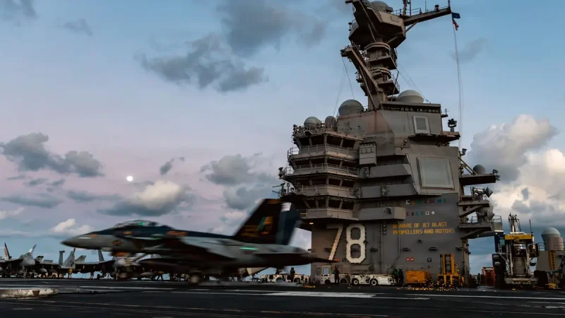 Авианосец USS Gerald R. Ford ВМС США с самолетом на палубе