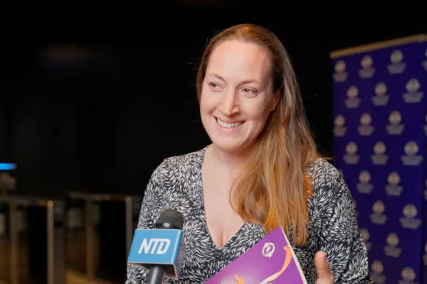 Эмма Альстрём Костёр на выступлении Shen Yun в Копенгагене