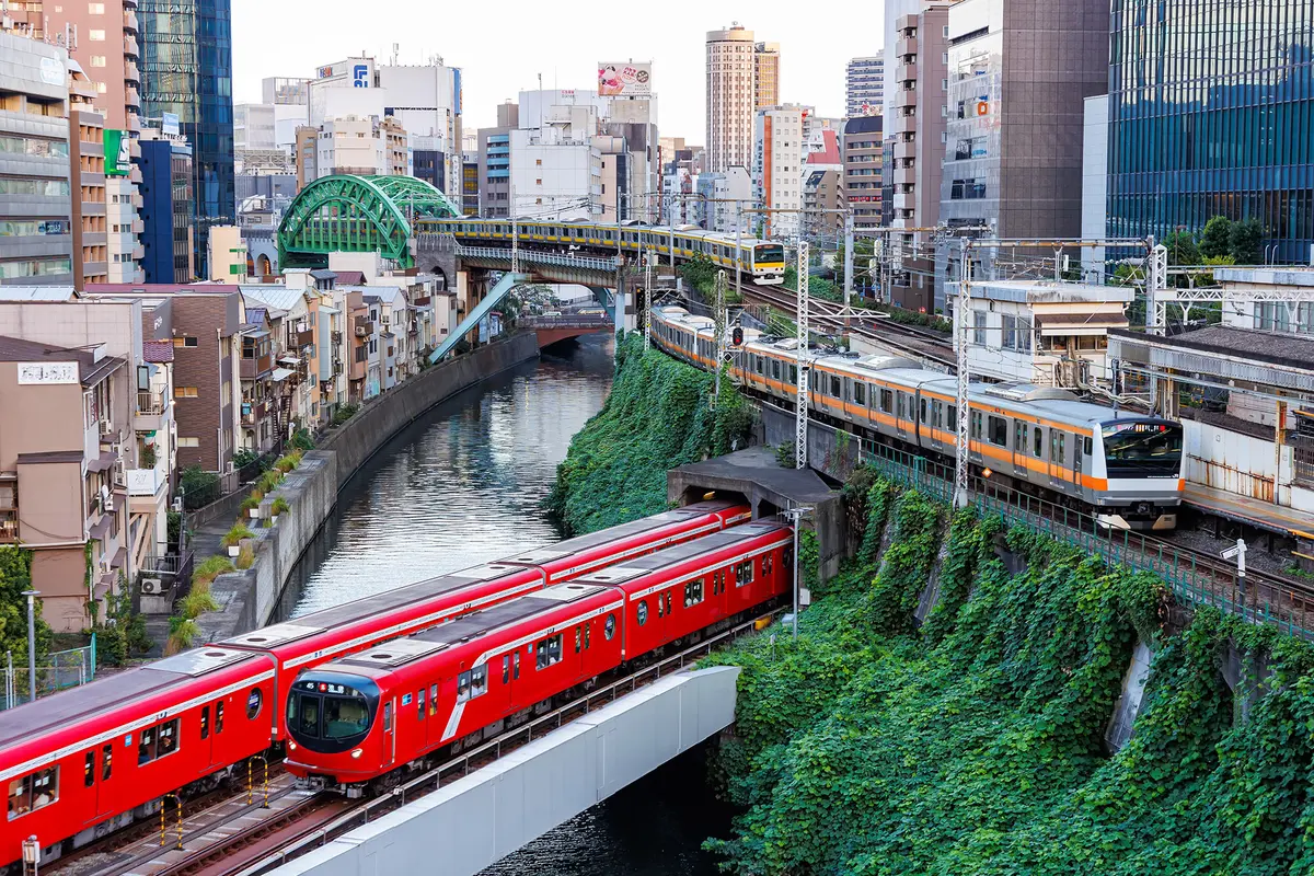 Компания Japan Rail (JR) управляет значительной частью междугородней и региональной железнодорожной сети Японии. Линии JR в Токио включают в себя основные пригородные маршруты, образующие кольцо вокруг центра города.