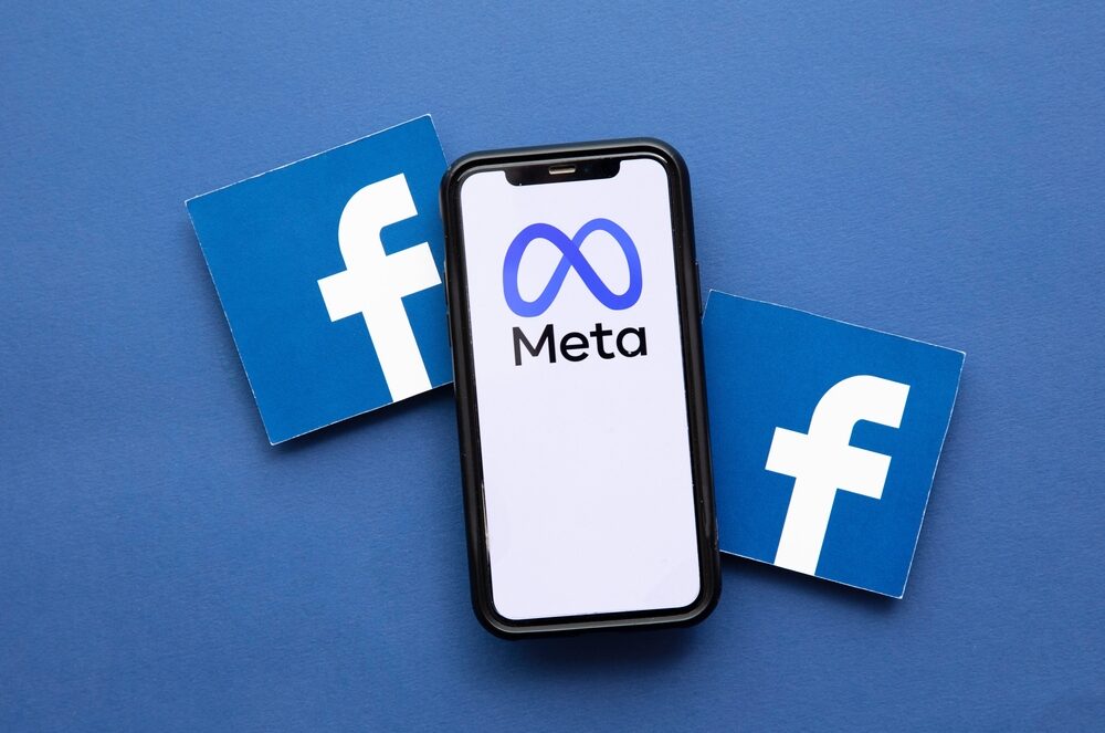 Логотипы корпорации Meta и социальной сети Facebook на экране телефона и карточках — основные ответчики в деле о вреде соцсетей.