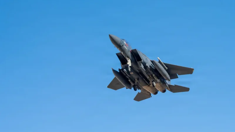 Истребитель F-15E Strike Eagle ВВС США в полете