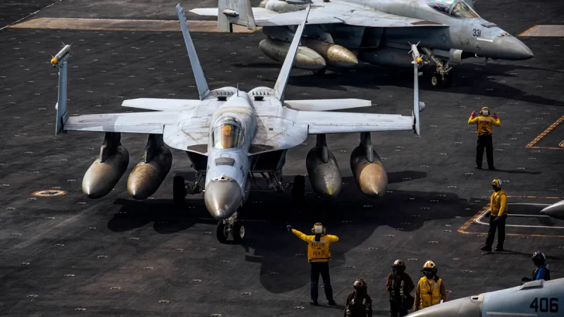 Истребители ВМС США на палубе авианосца