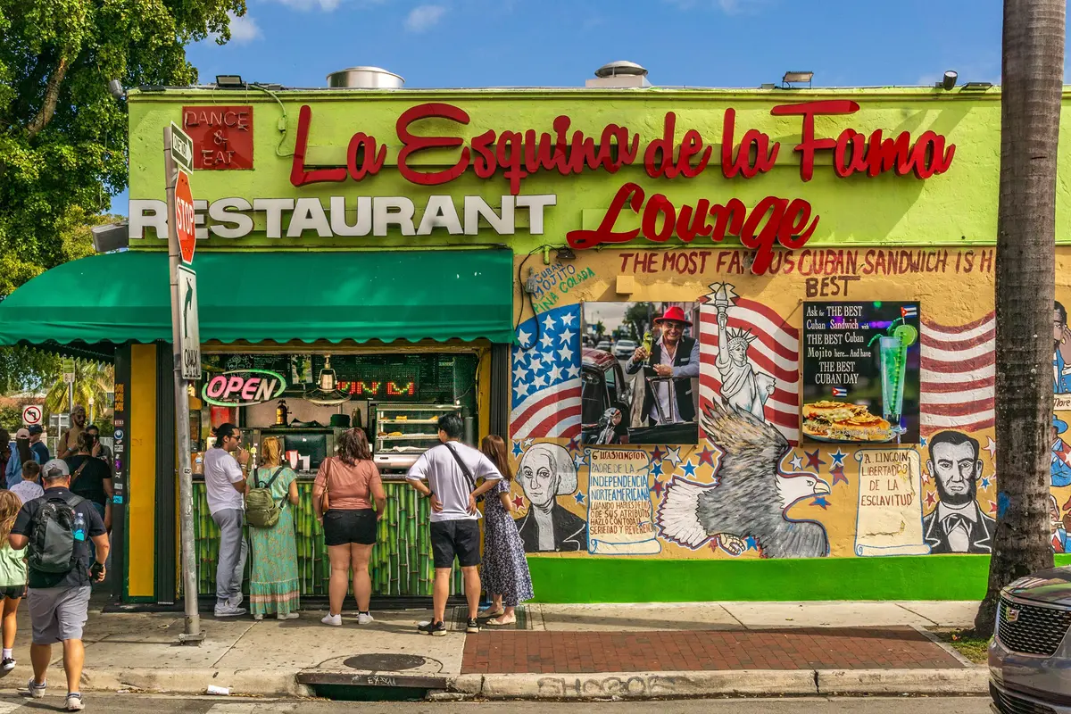 Кафе La Esquina de la Fama в районе Маленькая Гавана