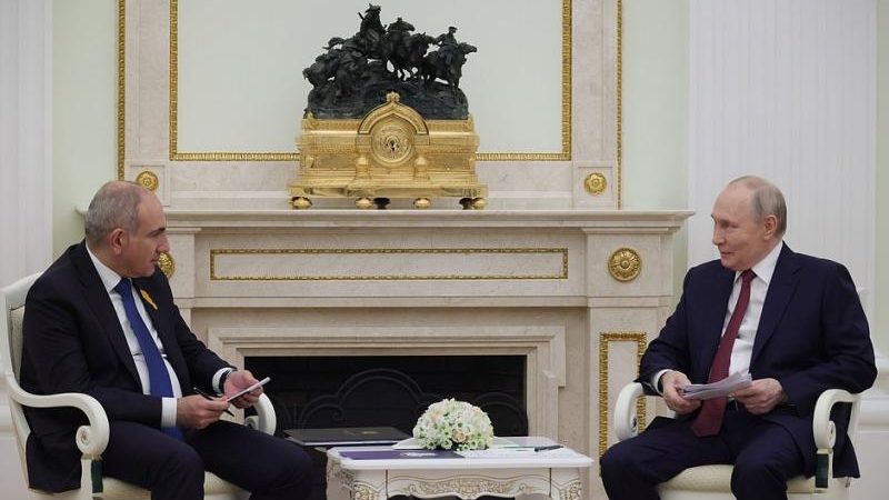 Президент России Владимир Путин и премьер-министр Армении Никол Пашинян сидят в креслах у камина во время официальной встречи в Кремле