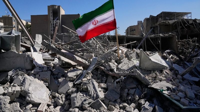 Белый дом объявил прекращение огня «победой Соединённых Штатов» Иранский флаг среди обломков и руин после завершения операции «Ярость».