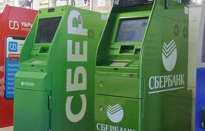 Банкоматы Сбербанка в торговом центре на фоне сообщений о техническом сбое в работе онлайн-сервисов