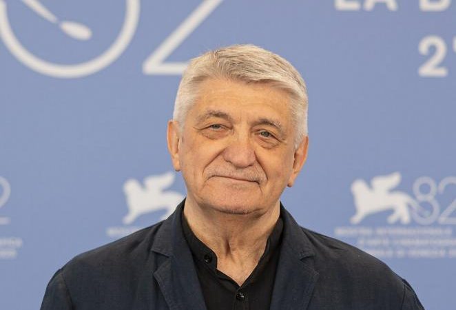 Сокурову отказали в награде на кинофестивале в Москве после его критики властей Режиссёр Александр Сокуров на официальном мероприятии