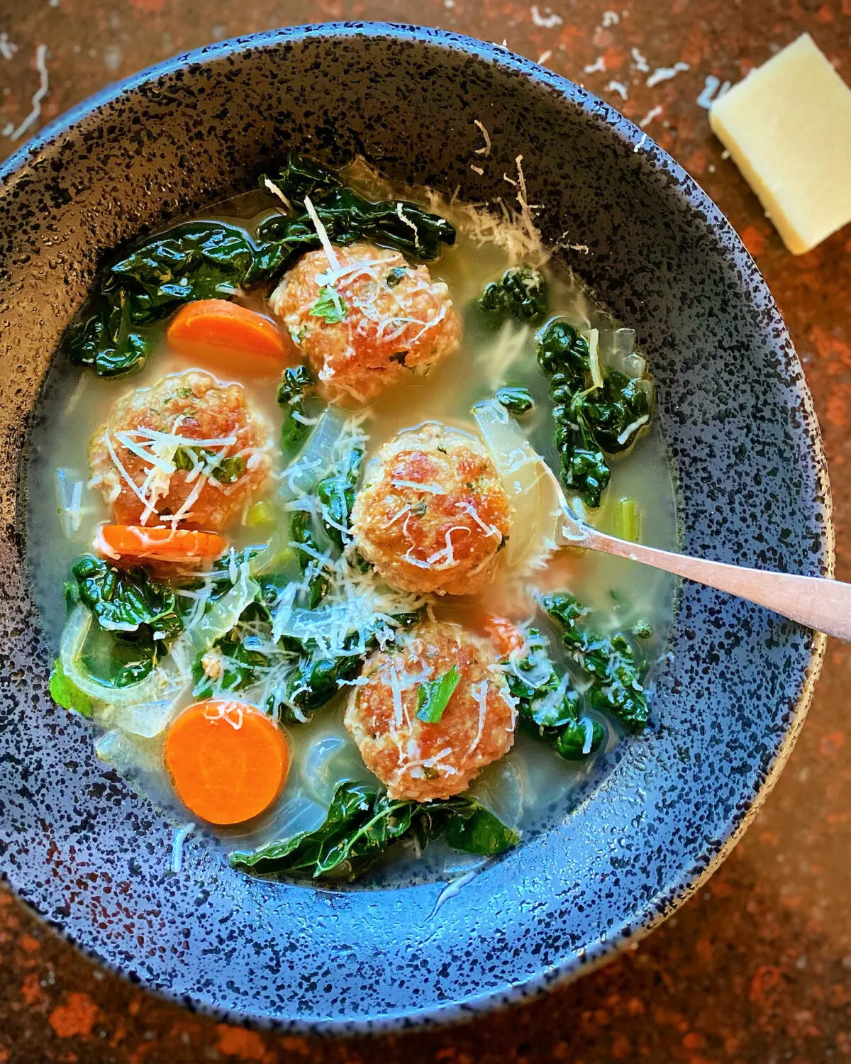 Овощной суп с мясными фрикадельками, морковью и капустой кале