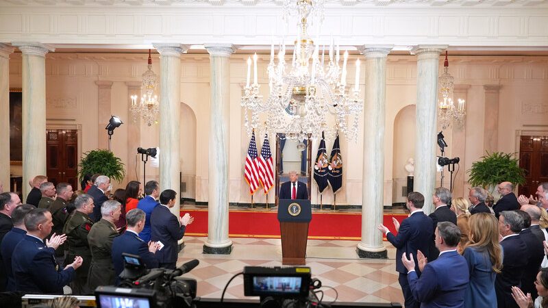 Дональд Трамп выступает в Белом доме с обращением по ситуации с Ираном