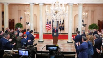 Дональд Трамп выступает в Белом доме с обращением по ситуации с Ираном