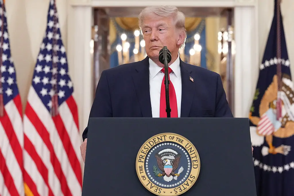 Президент Дональд Трамп за трибуной в Белом доме