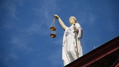 Статуя богини правосудия Фемиды с весами и мечом