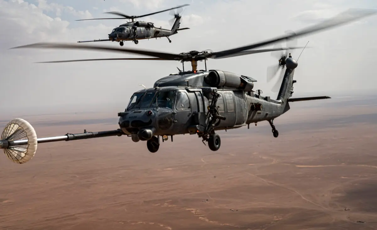 Военные вертолеты HH-60G Pave Hawk в небе над зоной конфликта
