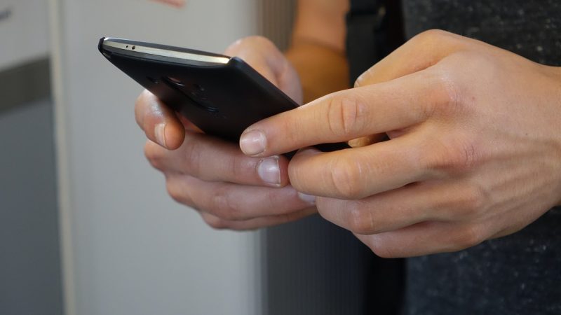 Человек использует смартфон для просмотра видео на платформе VK Видео