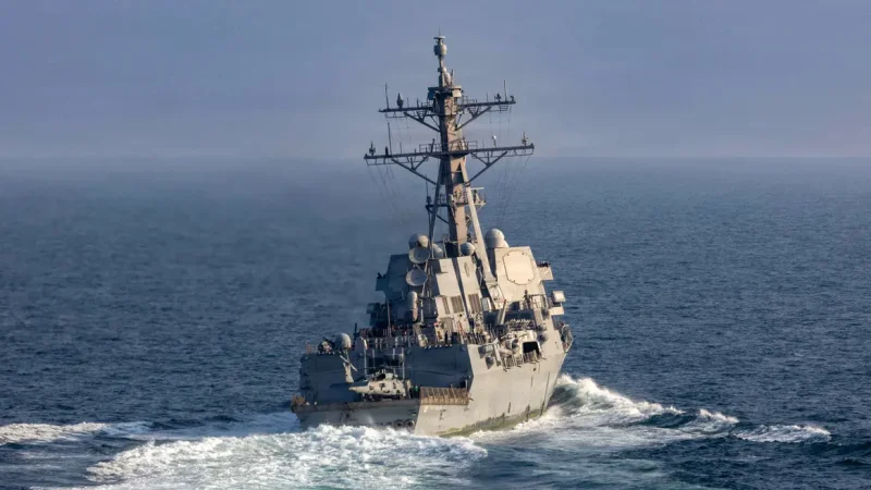 Военный корабль ВМС США патрулирует морские пути в Персидском заливе.