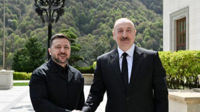 Владимир Зеленский и Ильхам Алиев на фоне горного пейзажа во время переговоров в Габале.