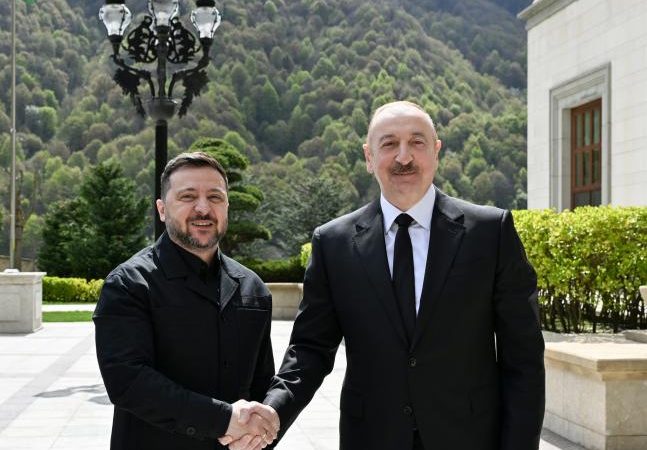 Владимир Зеленский и Ильхам Алиев на фоне горного пейзажа во время переговоров в Габале.