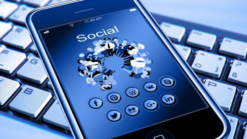 Meta* и Google проиграли знаковое дело о зависимости от социальных сетей Смартфон с открытыми иконками социальных сетей на клавиатуре компьютера, иллюстрирующий проблему цифровой аддикции у подростков.