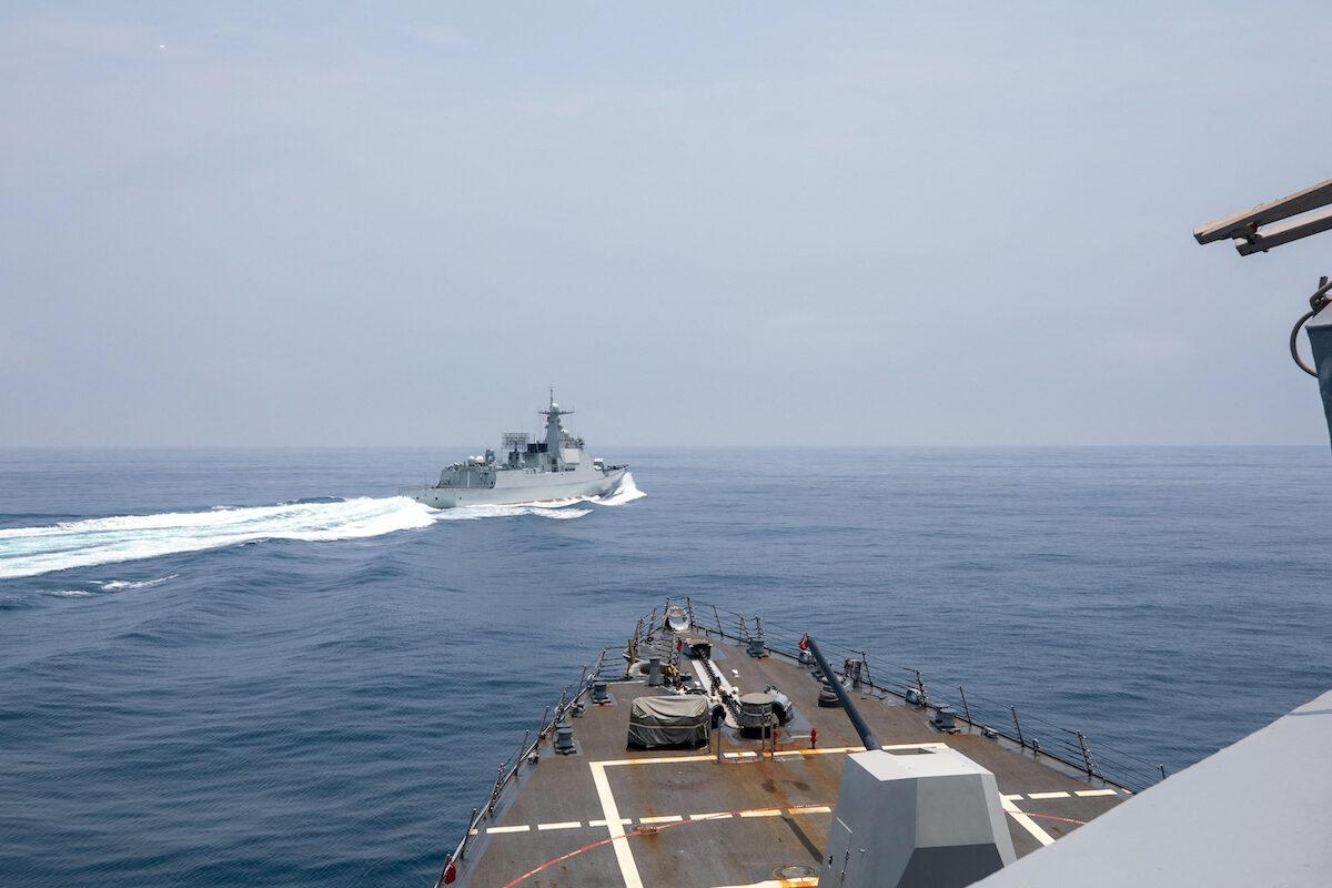 Эскадренный миноносец с управляемым ракетным оружием USS Chung-Hoon наблюдает за китайским военным кораблём Luyang III (вверху) во время прохода через Тайваньский пролив вместе с канадским военным кораблём HMCS Montreal, 3 июня 2023 года.