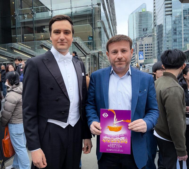Консервативный член парламента Роман Бабер держит программку Shen Yun, стоя рядом с ведущим шоу у Центра исполнительских искусств «Фор Сизонс» в Торонто, 29 марта 2026 года.