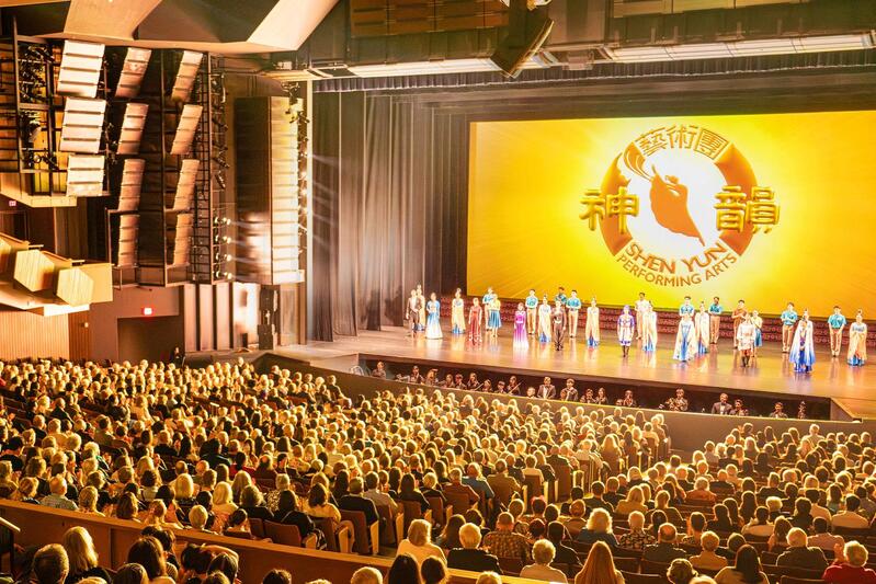 Артисты Shen Yun во время выхода на поклон в театре Королевы Елизаветы в Ванкувере, Канада, апрель 2026 года.