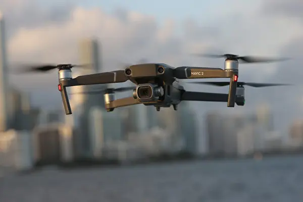Дрон Mavic 2 Pro китайского производителя DJI зависает в воздухе в Майами, штат Флорида, 15 декабря 2021 года.