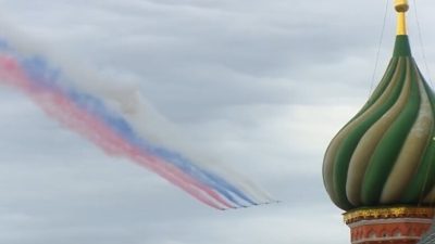 Истребители оставляют след в виде российского триколора в небе над куполом собора Василия Блаженного на Параде Победы.