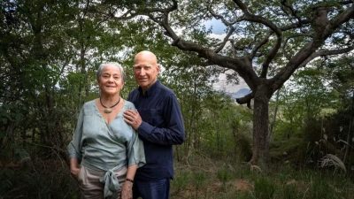 Себастьян и Лелия Сальгадо в окружении деревьев восстановленного леса