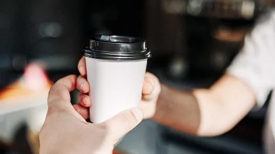 Учёные измерили содержание микропластика в кофе, подаваемом в одноразовых стаканчиках. Вот что они обнаружили