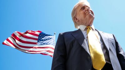 Президент США Дональд Трамп на фоне флага США
