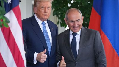Дональд Трамп и Никол Пашинян показывают жест одобрения пальцем вверх